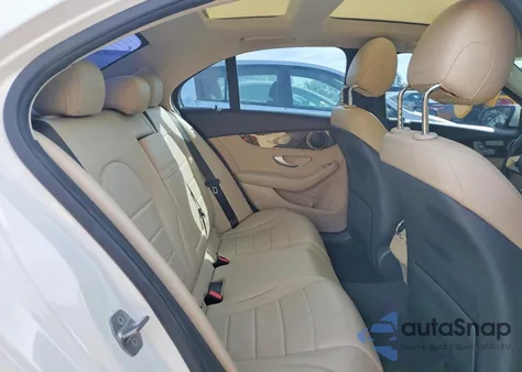 2017 Mercedes-Benz C 300 4Matic z USA, uszkodzony, nr VIN 55SWF4KB3HU214281